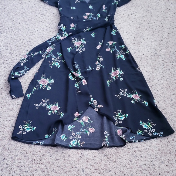 H&M V-Neck Black Floral Print Dress - Picture 4 of 6